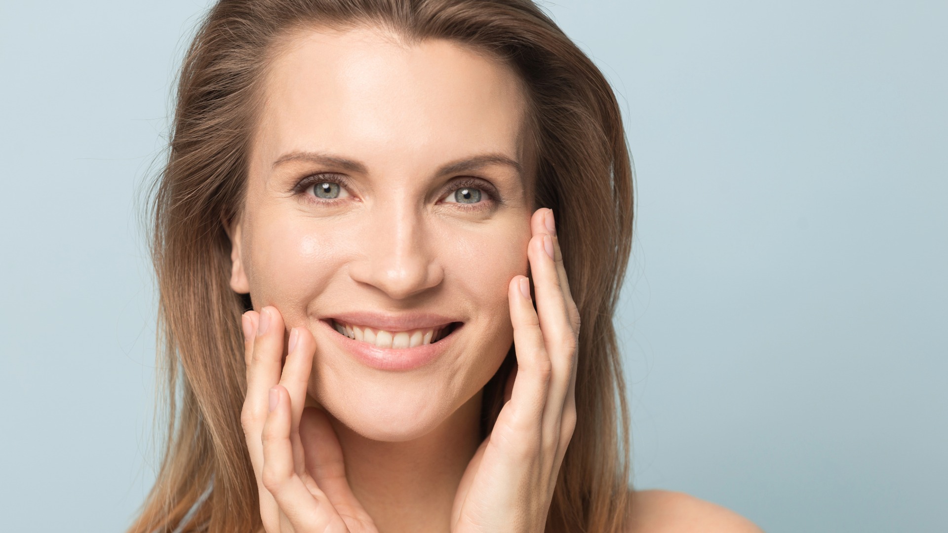 Woman using plexr plus with clear skin